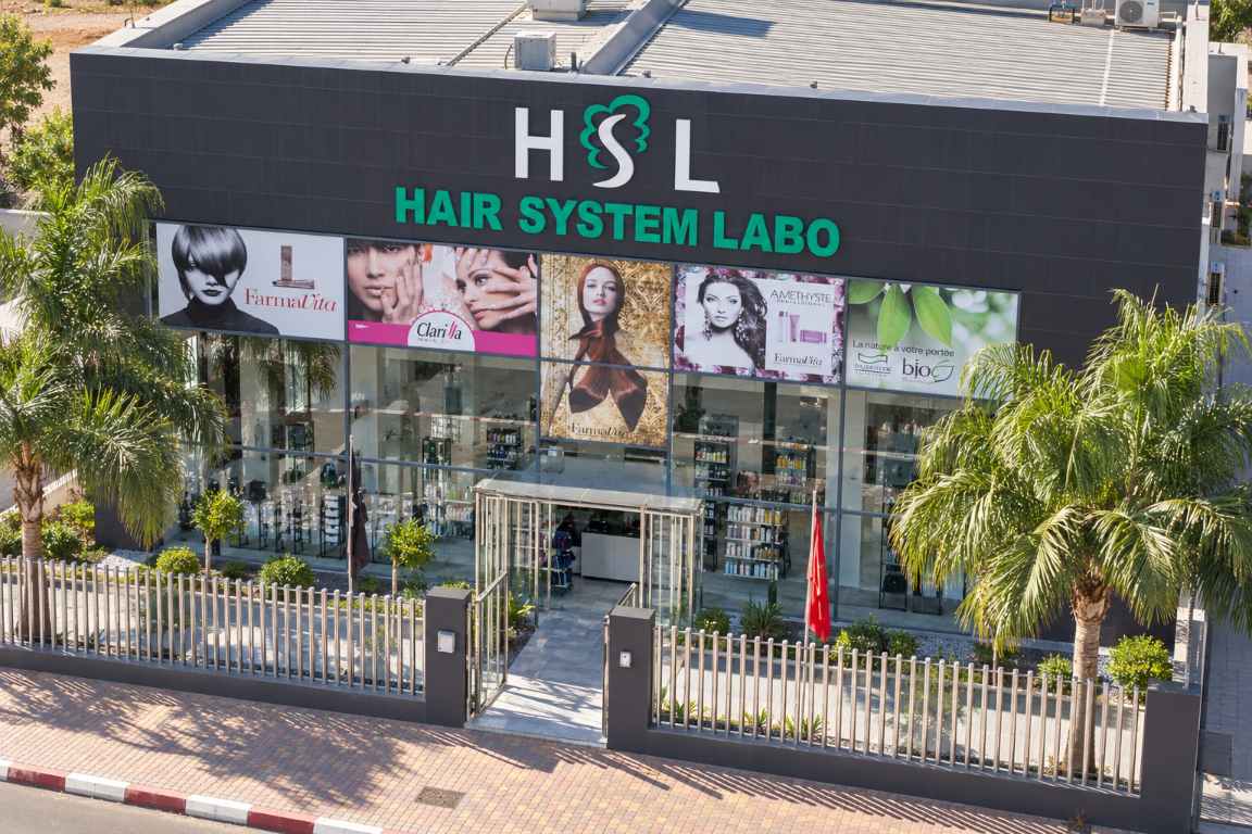 Vue aérienne de la façade et de l’entrée du showroom Hair System Labo à Agadir